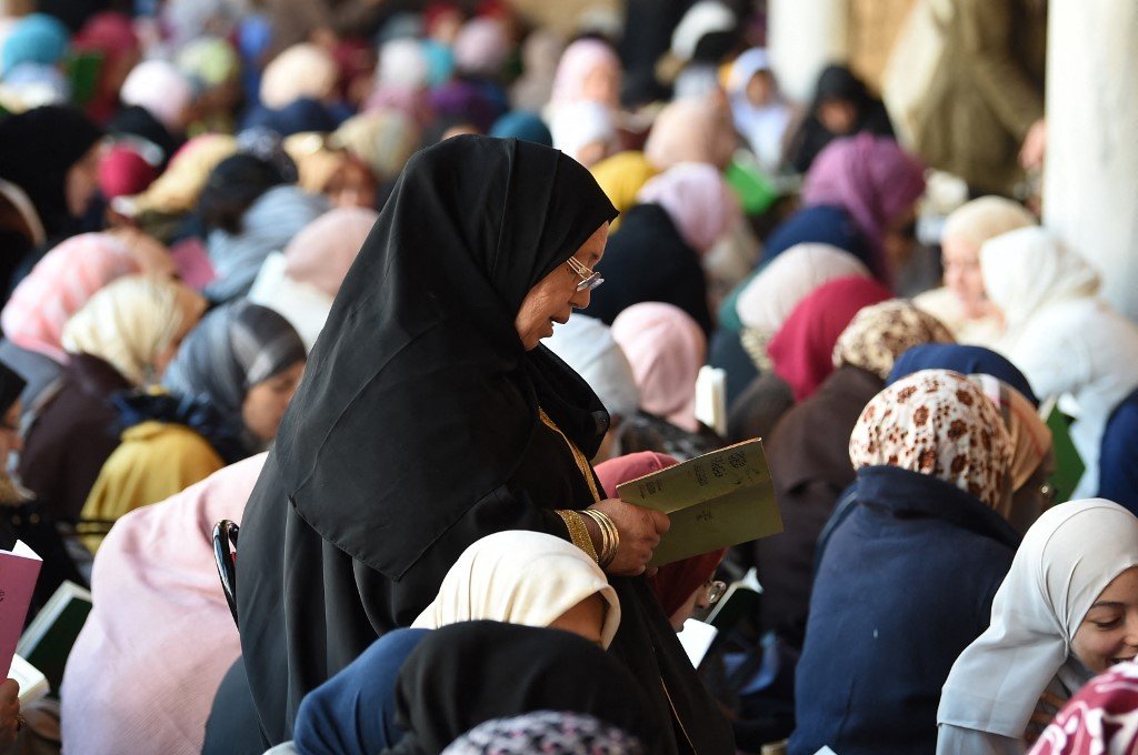 En Tunisie, des musulmanes lisent des versets à la gloire du prophète pour son anniversaire (AFP)