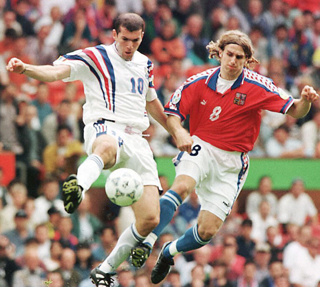 Le footballeur international français Zinedine Zidane lors de la demi-finale du championnat d'Europe des nations de football, au stade Old Traford de Manchester, le 26 juin 1996 (AFP) 