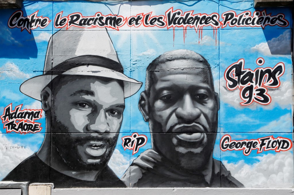 Fresque rendant hommage à George Floyd (à droite) et Adama Traoré, décédé en garde à vue en 2016, dans une rue de Stains, le 22 juin 2020. L’État français a demandé son effacement (AFP)