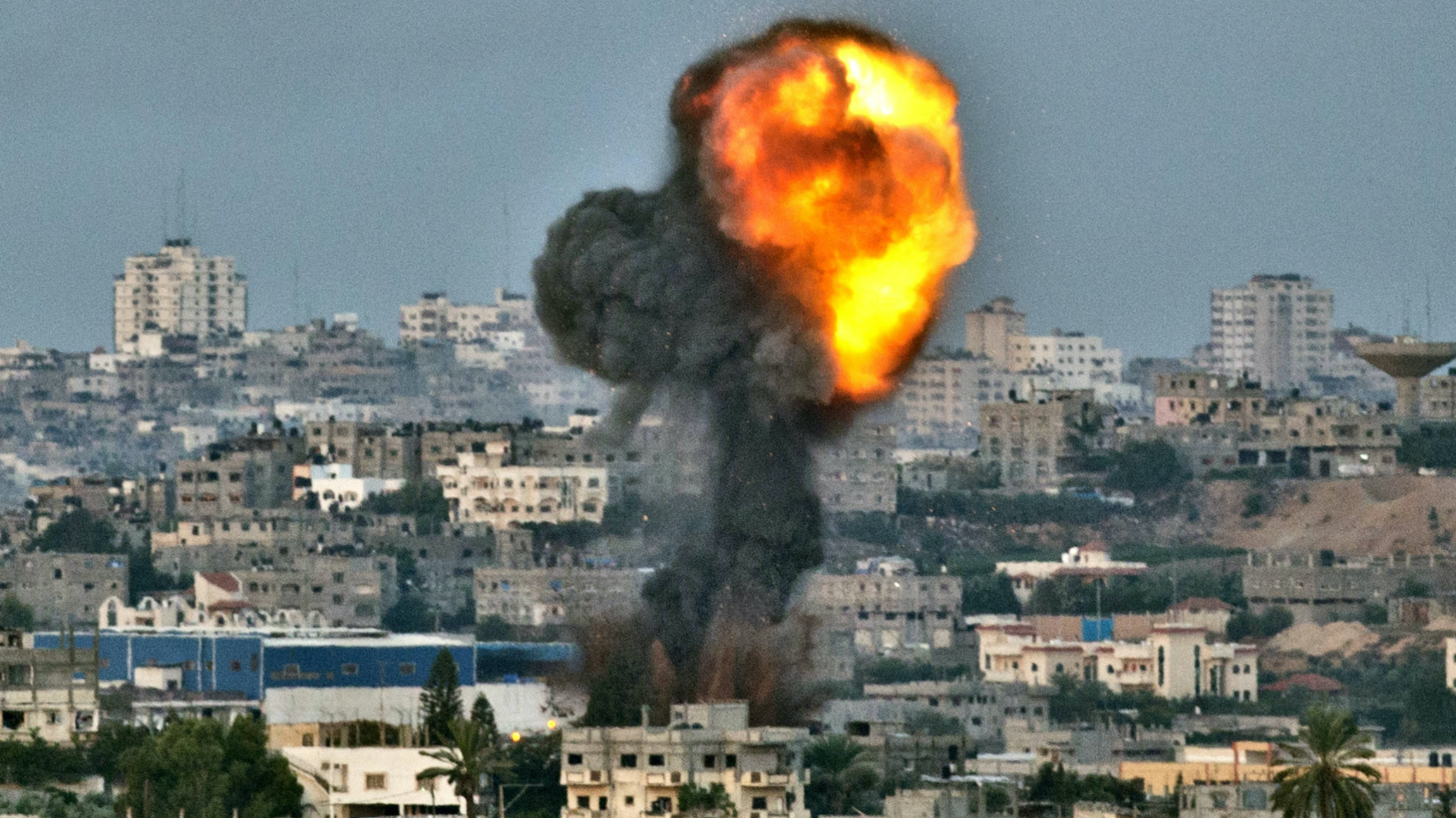 Smoke billowing from a spot targeted by an Israeli air strike inside the Gaza strip on 16 November 2012 (AFP)