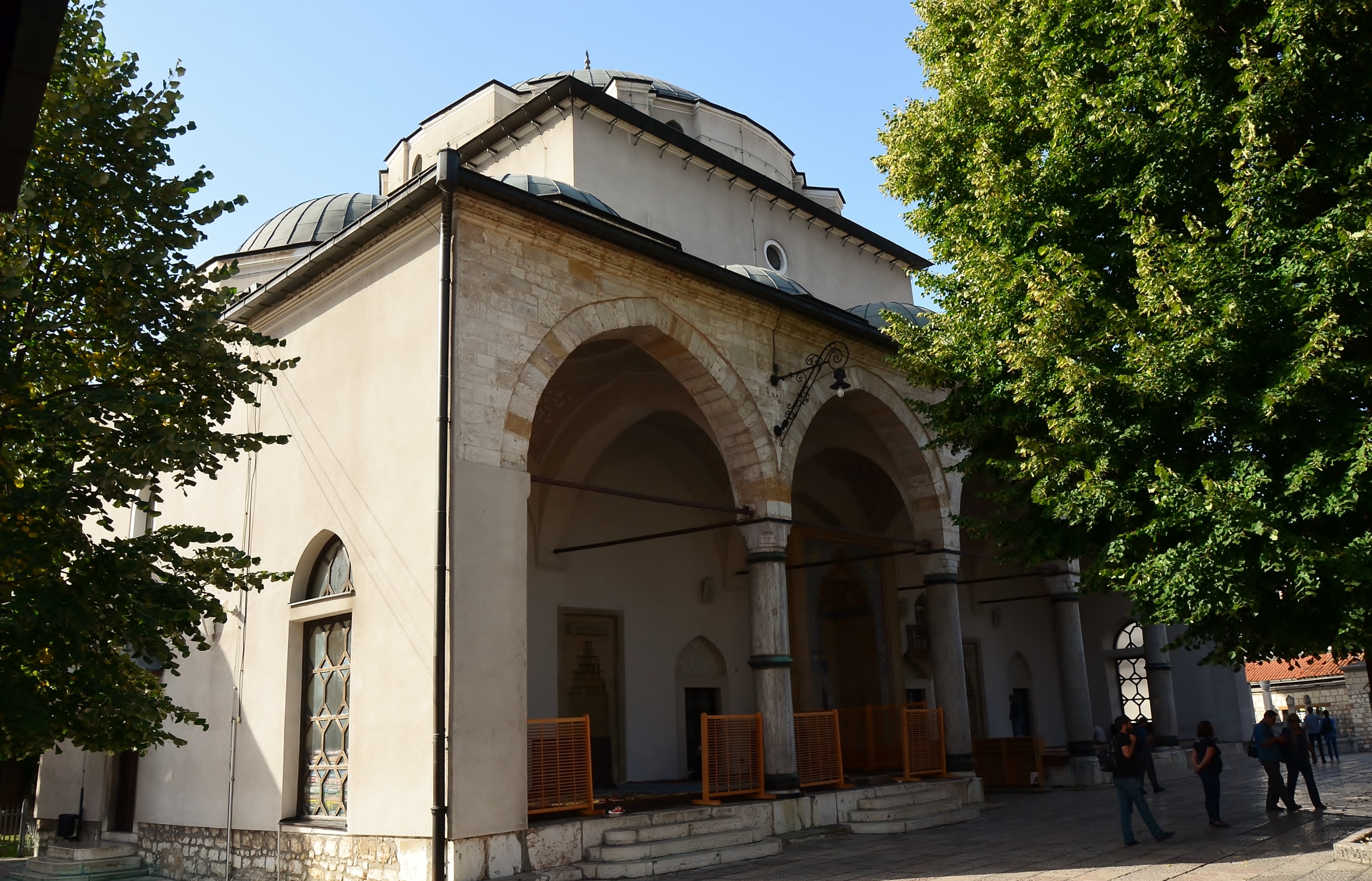 Photo de l’extérieur de la mosquée de Gazi Husrev-bey à Sarajevo (Wikimédia)