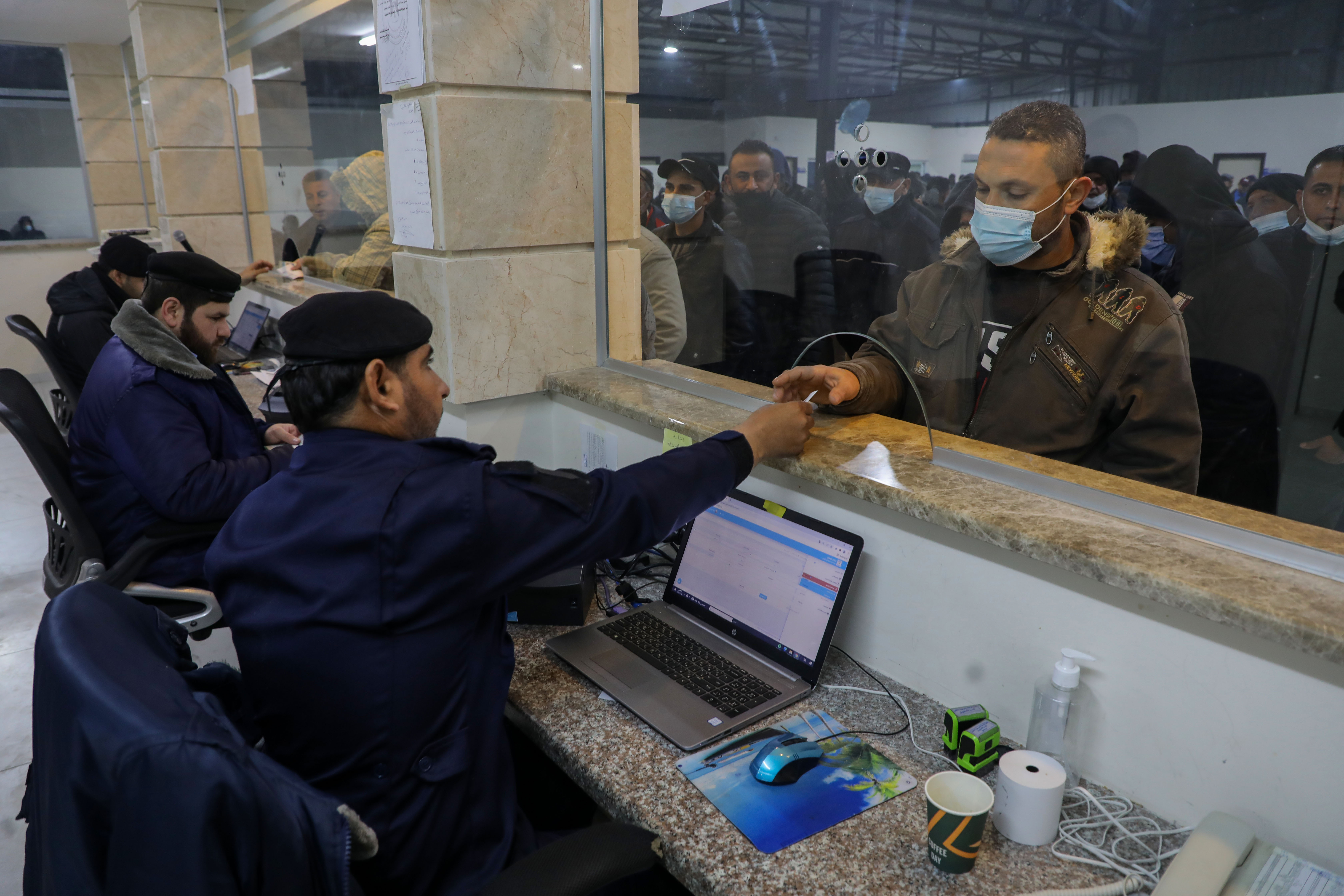 Guardas verificam documentos na fronteira de Erez