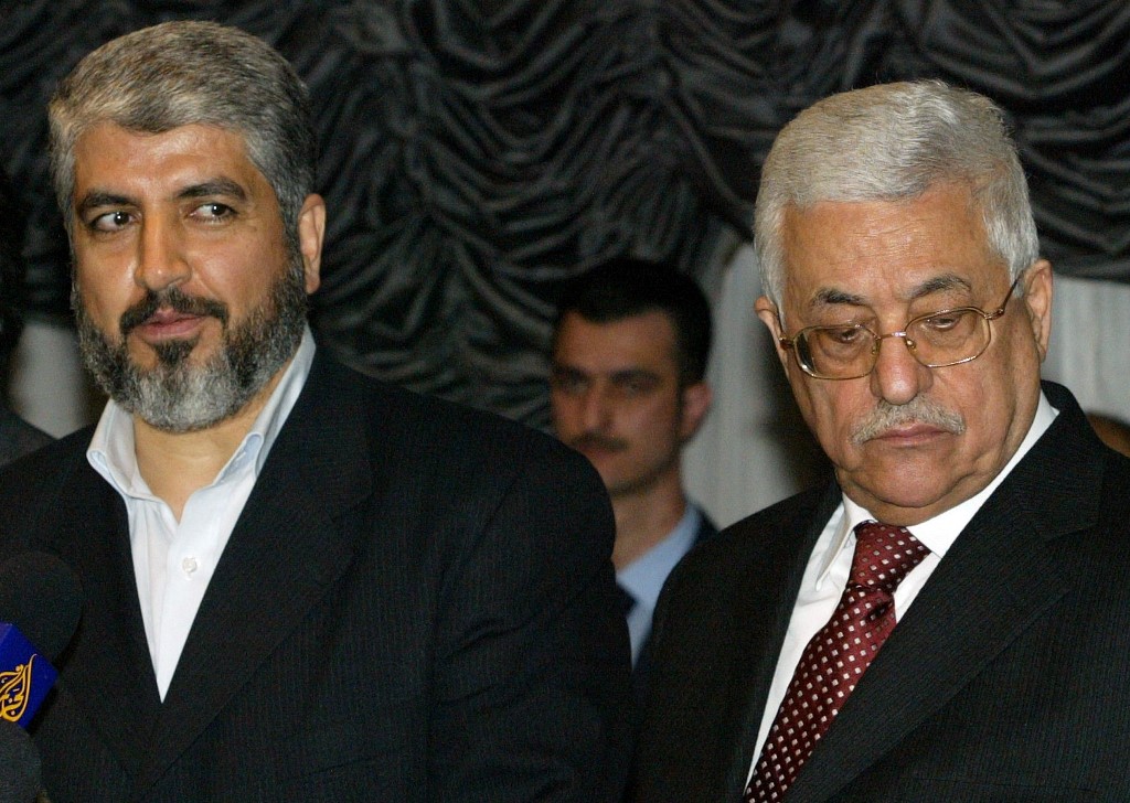 Hamas exiled political supremo Khaled Meshaal (L) and Palestinian president Mahmoud Abbas give a press conference in Damascus, 21 January 2007 (AFP)