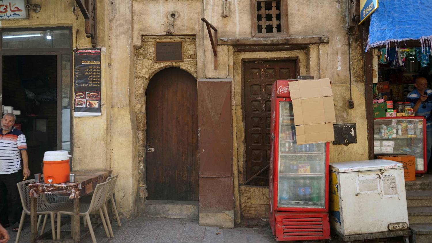 The entrance to hammam Gamaliya sits hidden between shops and restaurants in Cairo (MEE)