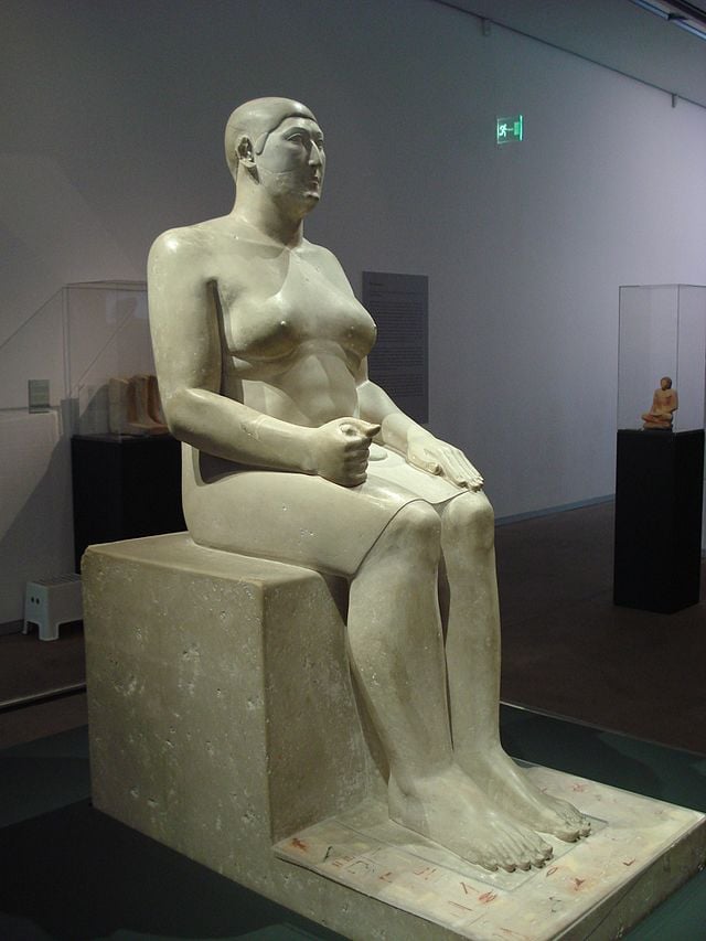 La statue d’Hémiounou exposée au musée Roemer et Pelizaeus de Hildesheim est une représentation réaliste (Wikimedia Commons)