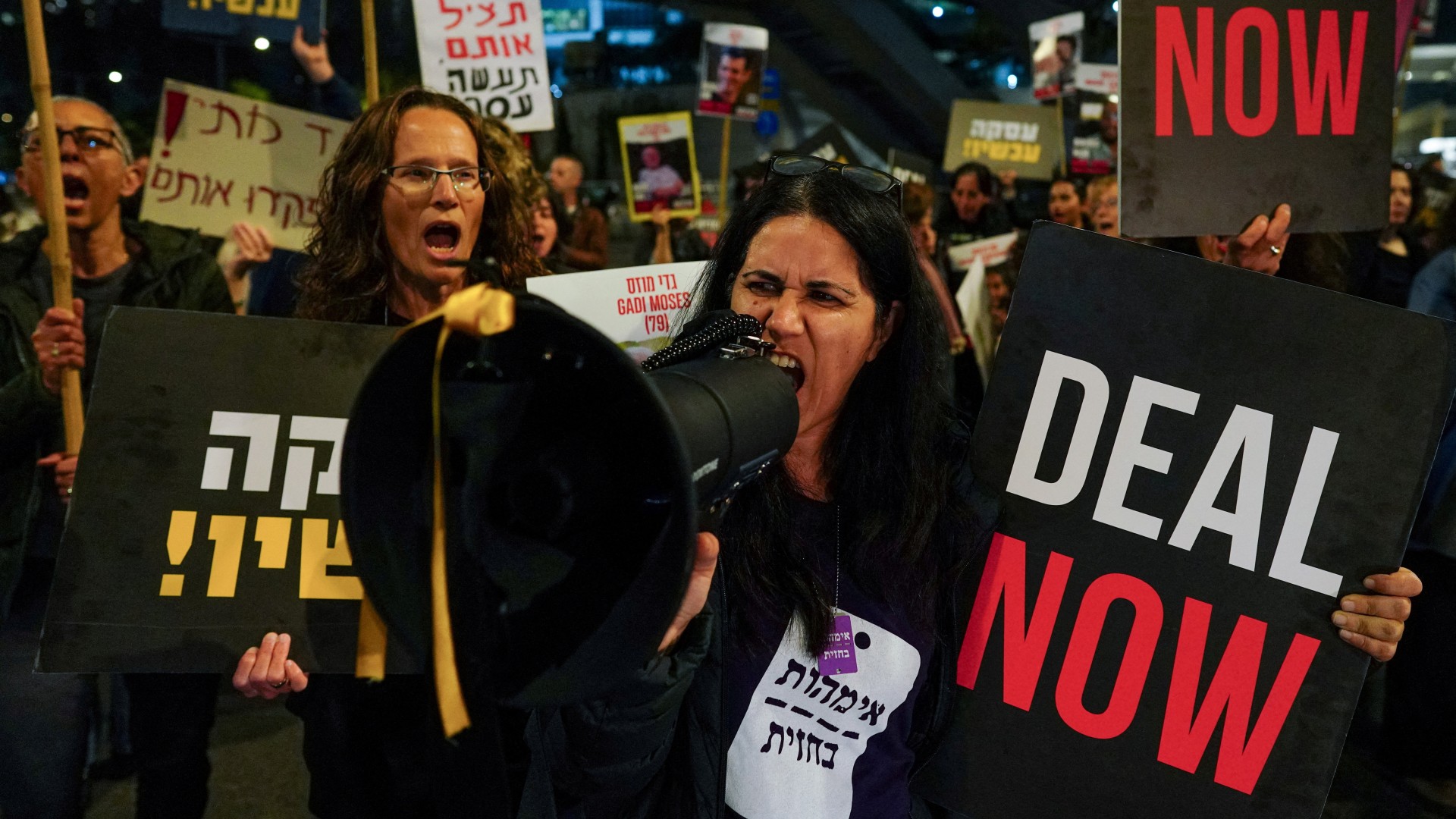 Des familles d’otages et des sympathisants bloquent une route en scandant des slogans lors d’une manifestation à Tel Aviv, le 18 janvier (Alexandre Meneghini/Reuters)