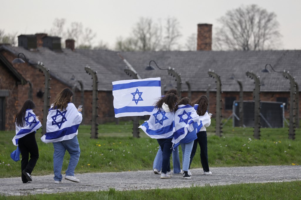 Israel youths at the former Auschwitz-Birkenau camp, near the village of Brzezinka near Oswiecim, Poland, 28 April 2022 (AFP)