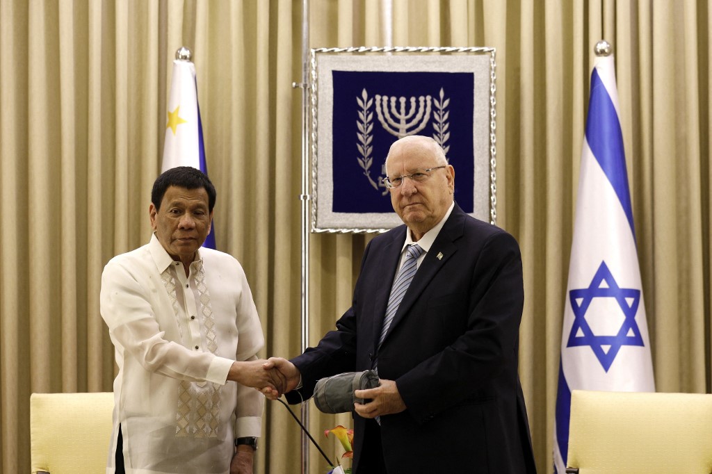 Israel's then-President Reuven Rivlin (R) welcomes his Philippine counterpart Rodrigo Duterte at the presidential compound in Jerusalem on 4 September 2018 (AFP)