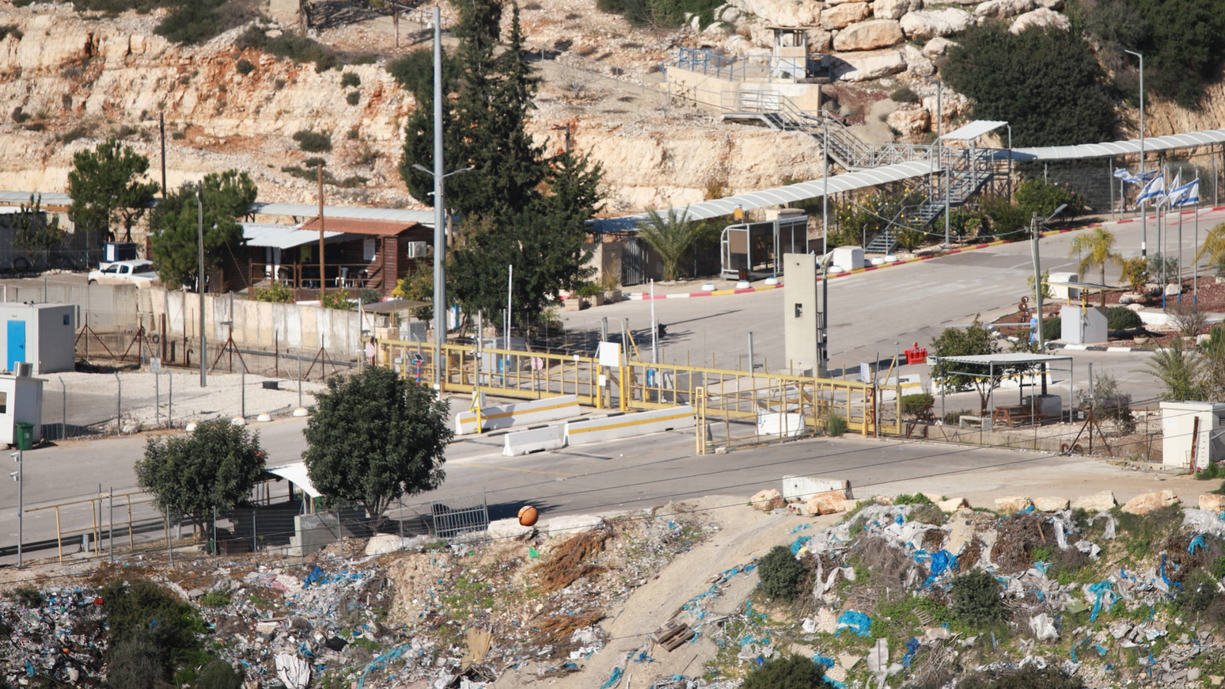 L’armée israélienne ferme le portail en fer à l’entrée du village de Bartaa, à l’ouest de Jénine (Muhammad Ateeq/MEE)