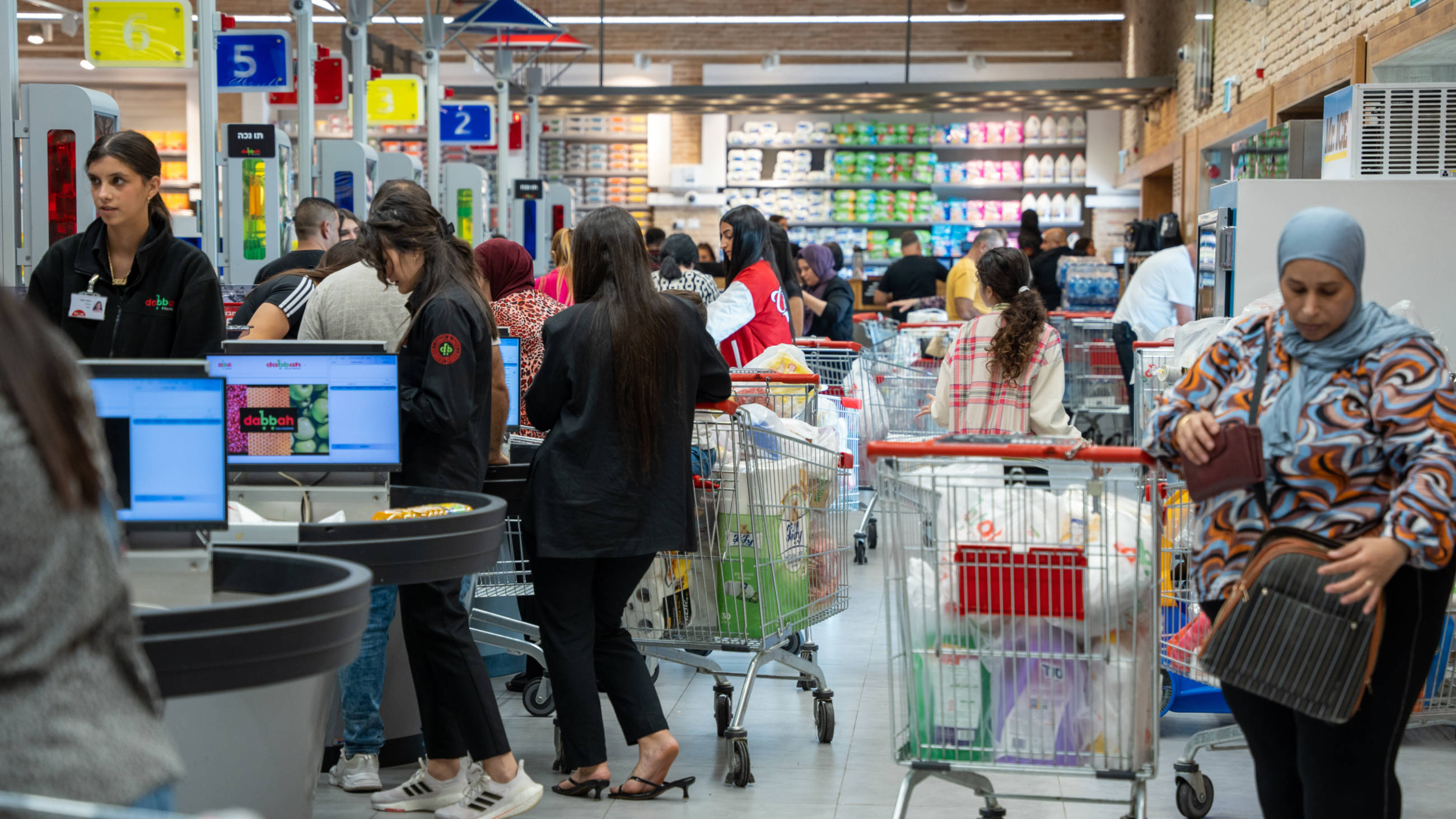 People in northern Israel rush to buy essentials (MEE)