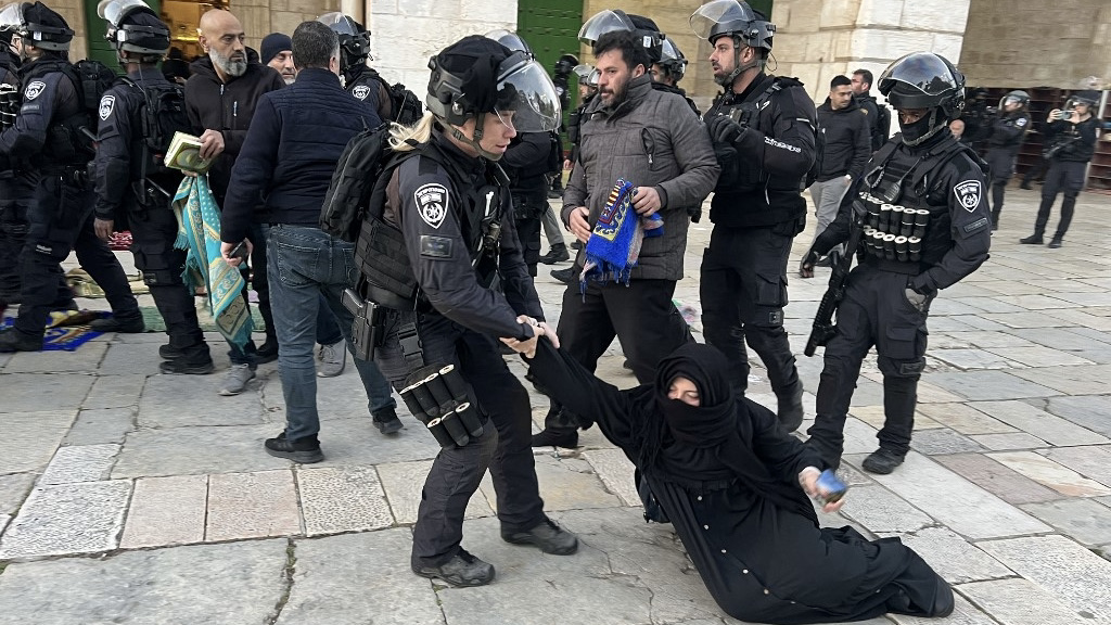 Israeli security forces remove Palestinian Muslim worshippers sitting on the grounds of the Al-Aqsa mosque compound in Jerusalem, 5 April 2023, during Islam's holy month of Ramadan (AFP)
