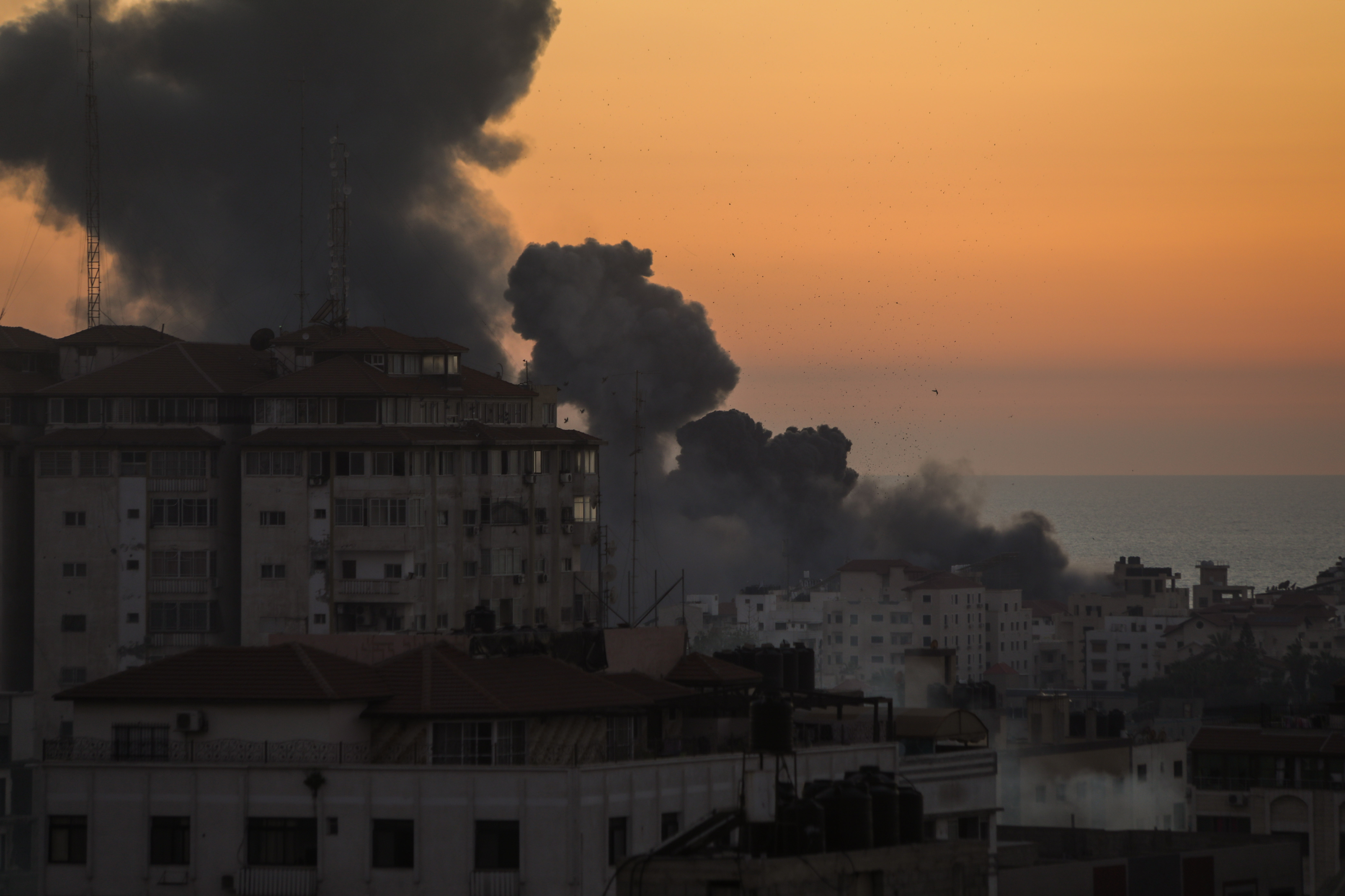 Projéteis israelenses caem na Faixa de Gaza durante o bombardeio de Israel em maio
