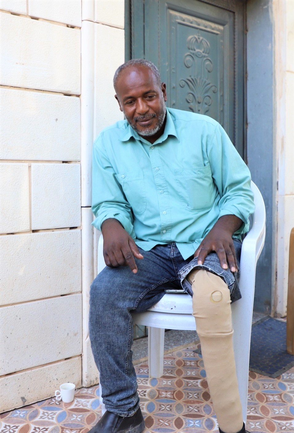 Joma’a Abu-Jabal montre sa prothèse de jambe : les forces israéliennes lui ont tiré dans la jambe, qui fut ensuite amputée (MEE/Mohammad Ateeq)