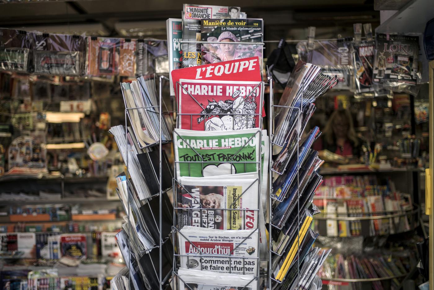 L’hebdomadaire satirique français Charlie Hebdo est exposé dans un kiosque à journaux, à Lyon, le 25 février 2015 AFP