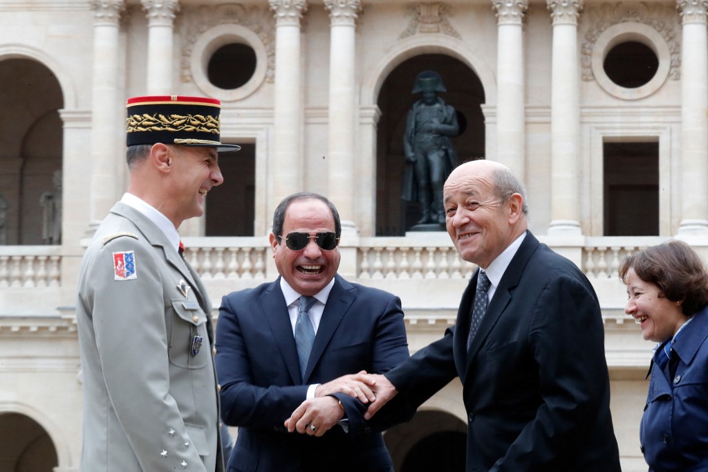 Le président égyptien Abdel Fattah al-Sissi (centre), le ministre français des Affaires étrangères Jean-Yves Le Drian (droite) et le gouverneur militaire de Paris Bruno Le Ray lors d’une cérémonie militaire à l’Hôtel des Invalides à Paris le 24 octobre 2017 (AFPCharles Platiau)