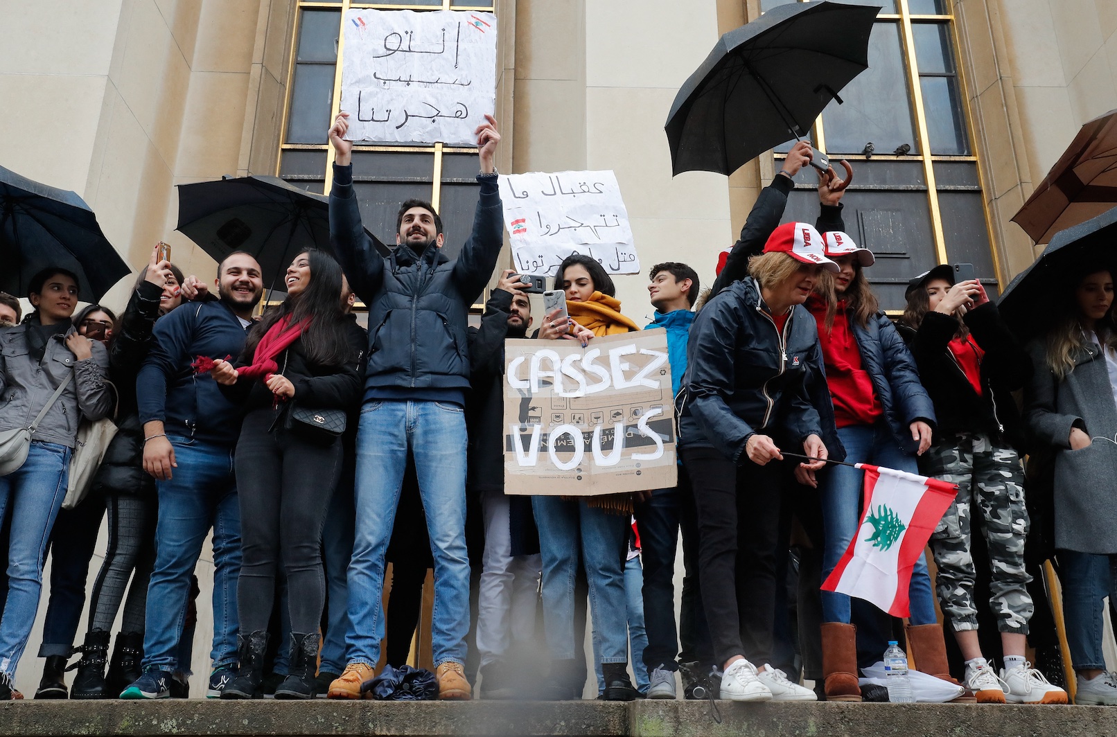 Une manifestation de soutien aux protestations libanaises, le 20 octobre 2019, au Trocadéro à Paris (AFP)