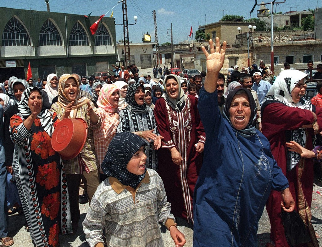 Des Libanaises célèbrent le retrait de l’Armée du Liban-Sud (ALS), supplétif d’Israël, du village de Marqaba, le 22 mai 2000 (AFP)