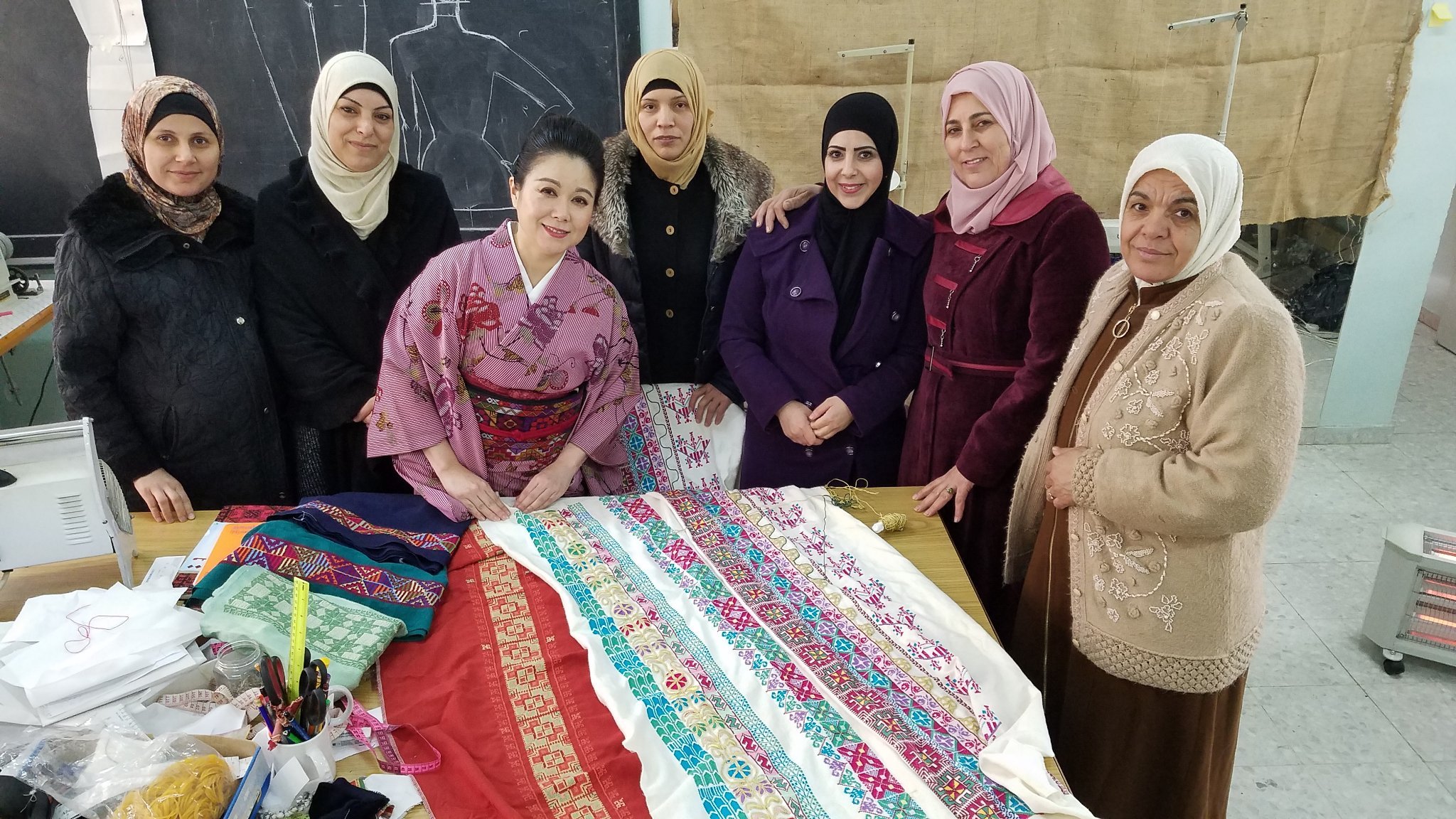 Yamamoto avec Abu Shaweesh (deuxième à droite) et d’autres artisanes au camp de réfugiés d’al-Amari à Ramallah (Palestinian Embroidery Obi Project)