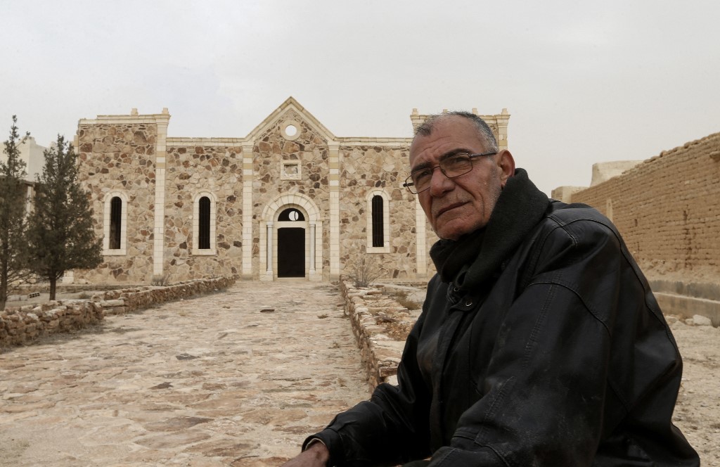 Matanios Dalloul, l’un des vingt chrétiens résidant encore à al-Qaryatain, est assis devant le monastère syriaque catholique de Mar Elian (Saint Elian), datant du Ve siècle, le 20 décembre (AFPLouai Beshara)