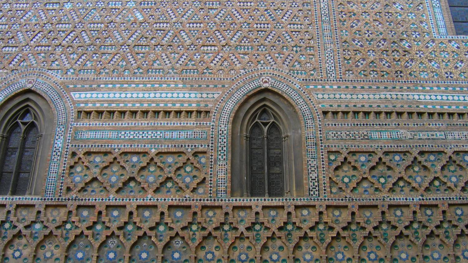 Mur mudéjar de la cathédrale Saint-Sauveur de Saragosse, en Espagne (Wikipedia)
