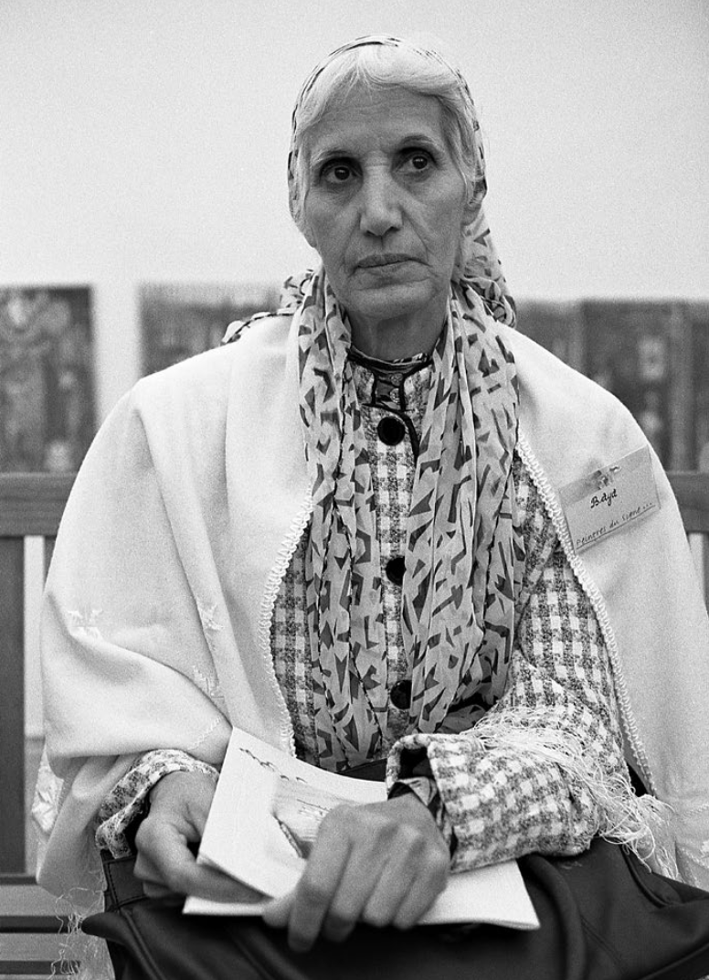 Portrait de Baya à l’exposition d’artistes algériens, Fête de l’Humanité, La Courneuve, septembre 1998. Photographie en noir et blanc (Abderrahmane Ould Mohand)