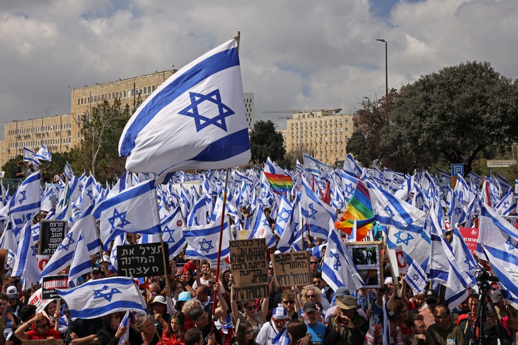 Protesters gather outside Israel's parliament in Jerusalem amid ongoing demonstrations against the hard-right government's controversial push to overhaul the justice system, 27 March 2023 (AFP)