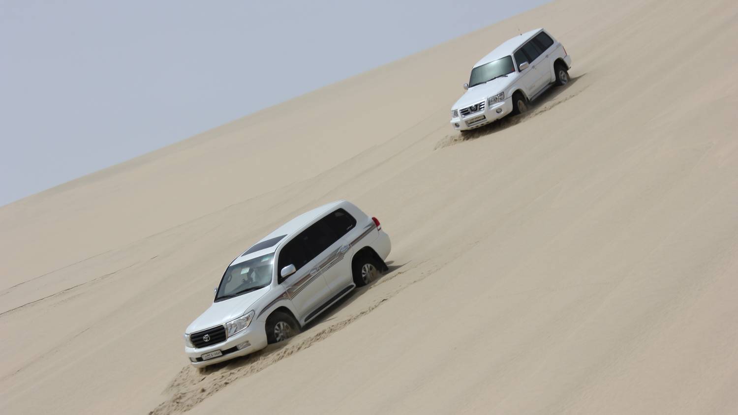 Vehicles descend towards Qatar's inland sea to spend time exploring the natural landscape (CC/Christine and Hagen Graf)