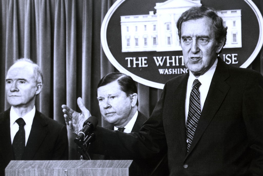 Le Comité d’examen spécial du président Ronald Reagan lors d’une conférence de presse le 1er décembre 1986 à la Maison-Blanche, après la divulgation des ventes d’armes à l’Iran et de l’argent transféré aux Contras nicaraguayens (AFP)