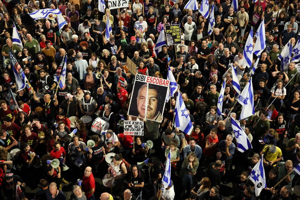 Israelis demonstrate against the government of Prime Minister Benjamin Netanyahu in front of the Defence Ministry in Tel Aviv, 20 April 2024 (Jack Guez/AFP)