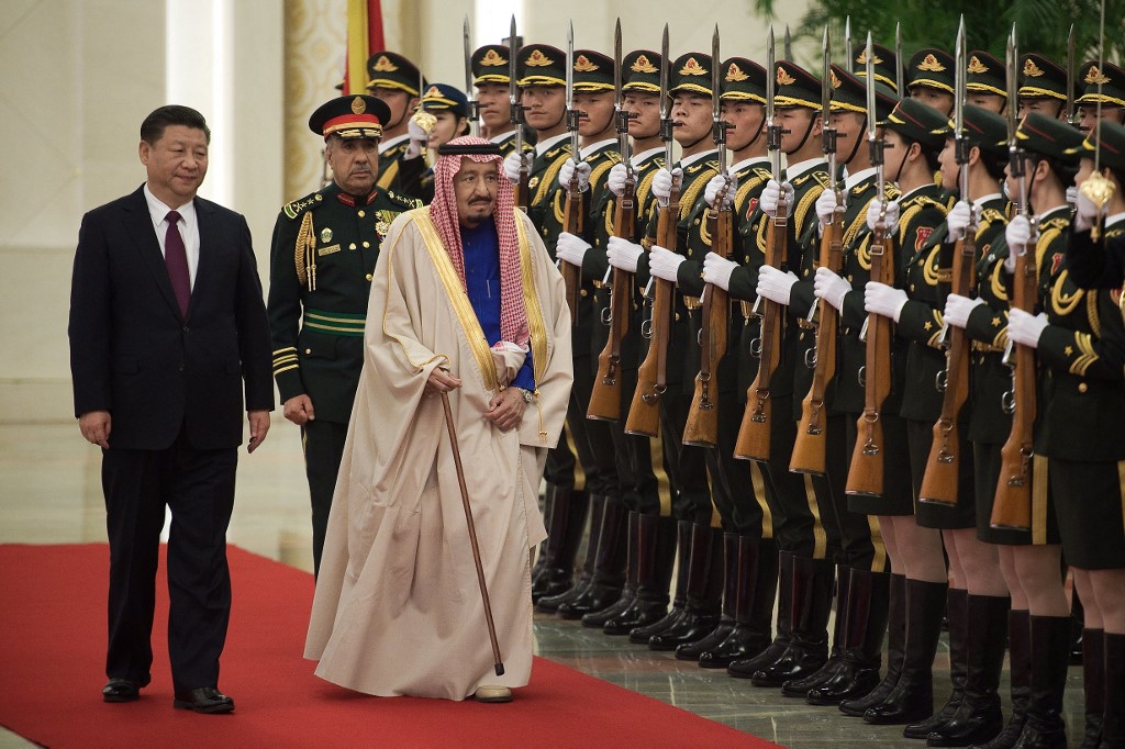 Saudi King Salman Bin Abdul-Aaziz Al-Saud (C) reviews an honour guard with Chinese President Xi Jinping (L) during a welcome ceremony at the Great Hall of the People in Beijing on 16 March 2017 (AFP)