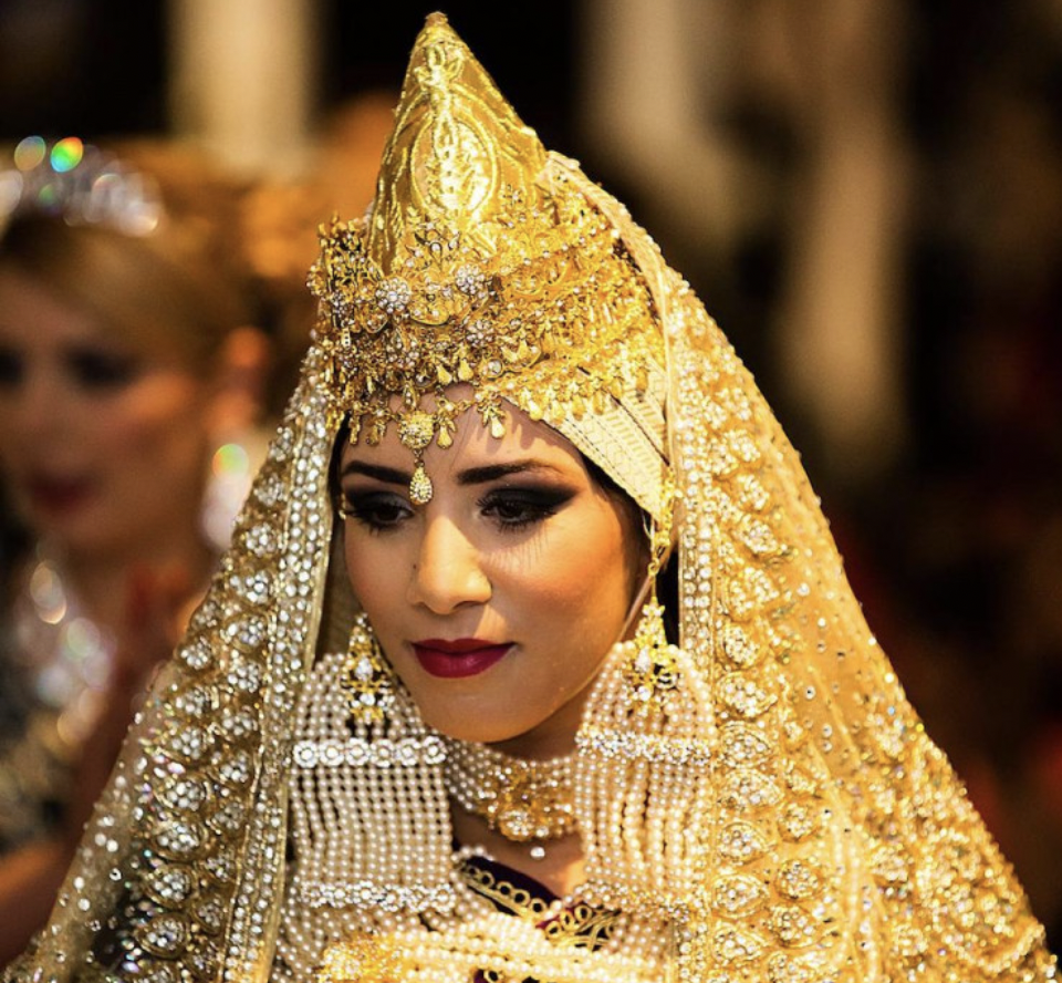 Une femme exhibe des vêtements traditionnels généralement portés lors des mariages (capture d’écran/Alger Fashion Week)