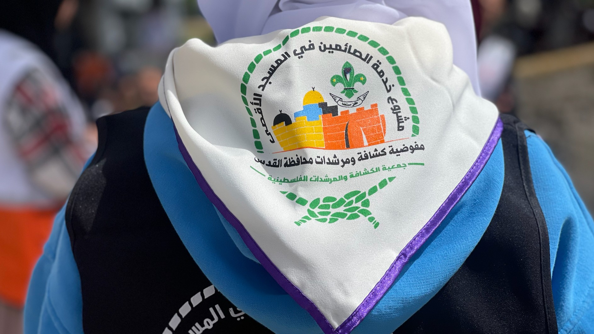 Une scout porte le foulard palestinien à la mosquée al-Aqsa de Jérusalem (MEE)