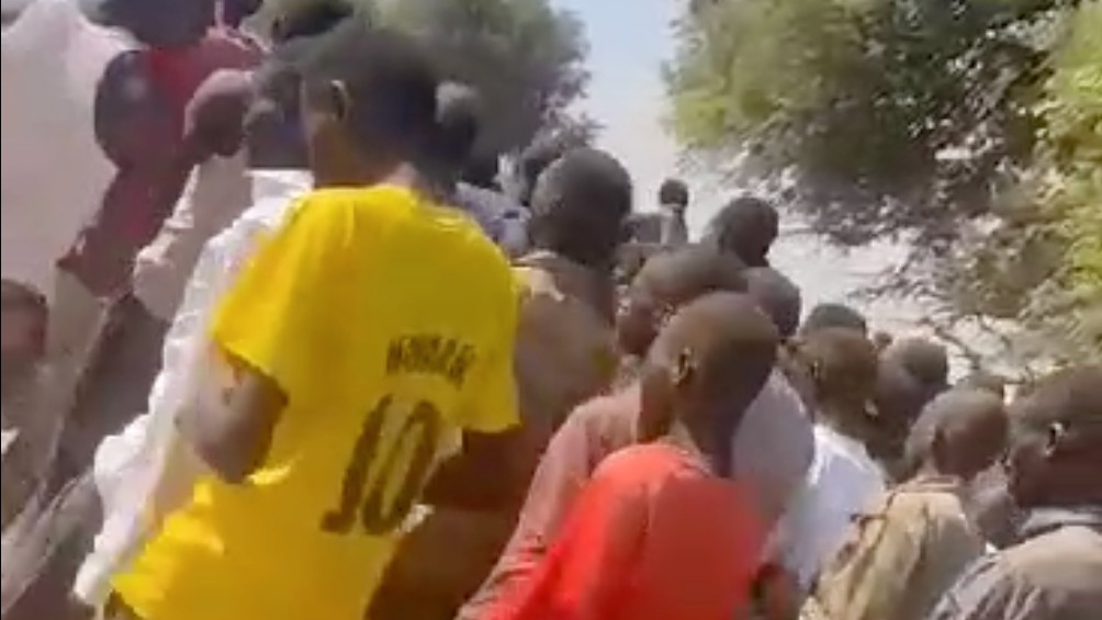 لقطة شاشة لمقطع فيديو يُزعم أنه يظهر جنودًا سودانيين ومقاتلين من المساليت في أسر قوات الدعم السريع خارج أرداماتا (MEE)