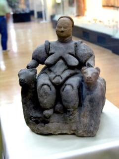 La femme assise de Çatalhöyük est considérée par de nombreux universitaires comme une preuve de croyance en la déesse mère (Dennis Jarvis/Creative Commons)