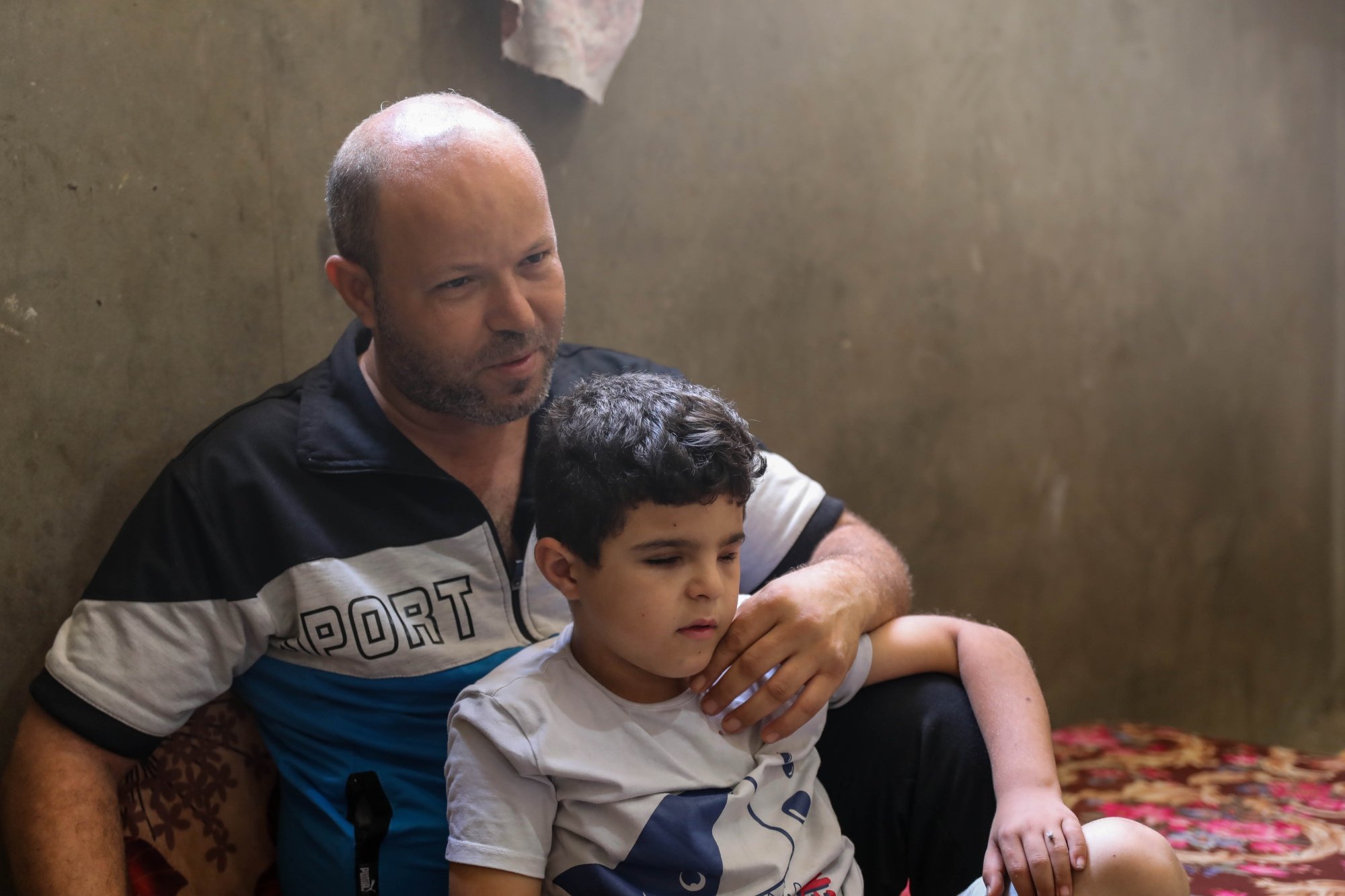 Hani Shaaban indique que ne pas pouvoir retourner normalement à l’école provoque des problèmes psychologiques à son fils (MEE/Mohammed al-Hajjar)