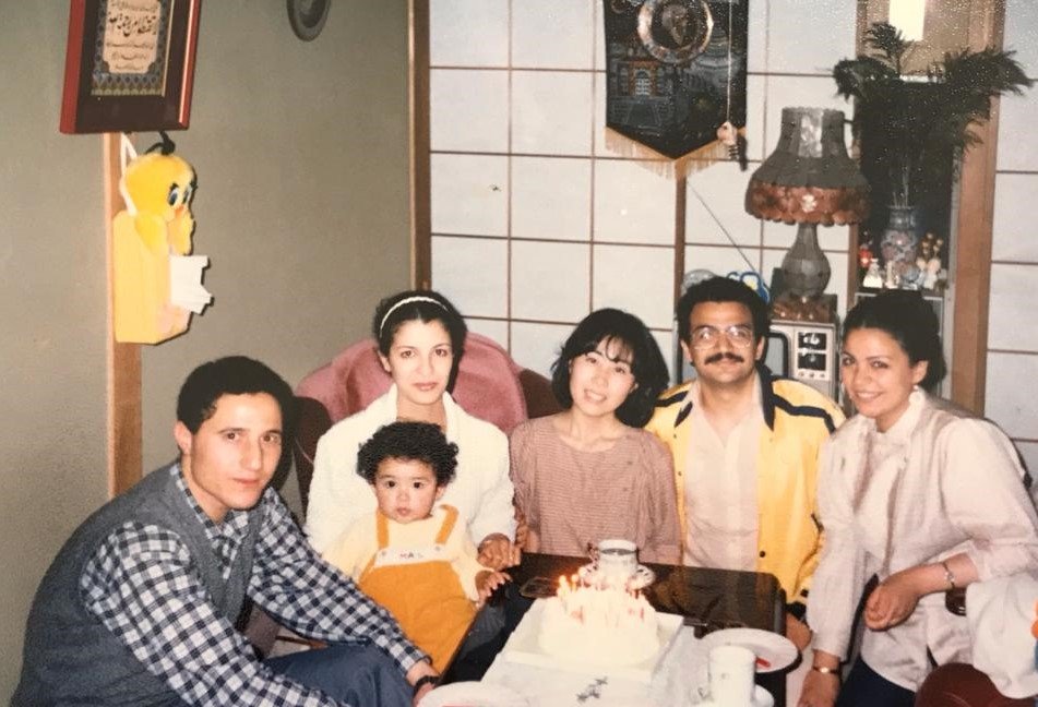 Azza (à droite), la sœur de Mohamed Shokeir (en jaune), lui a donné envie de s’installer au Japon, où il a rencontré sa femme Yoko, vue à ses côtés sur cette photo de 1984 (avec l’aimable autorisation de Mohamed Shokeir)Azza (à droite), la sœur de Mohamed Shokeir (en jaune), lui a donné envie de s’installer au Japon, où il a rencontré sa femme Yoko, vue à ses côtés sur cette photo de 1984 (avec l’aimable autorisation de Mohamed Shokeir)