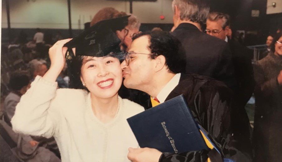 Le couple célèbre le diplôme obtenu par Mohamed en 1991. Yoko a quant à elle obtenu un diplôme d’enseignement du japonais à la Goldsmith University de Londres en 1997 (Mohamed Shokeir)