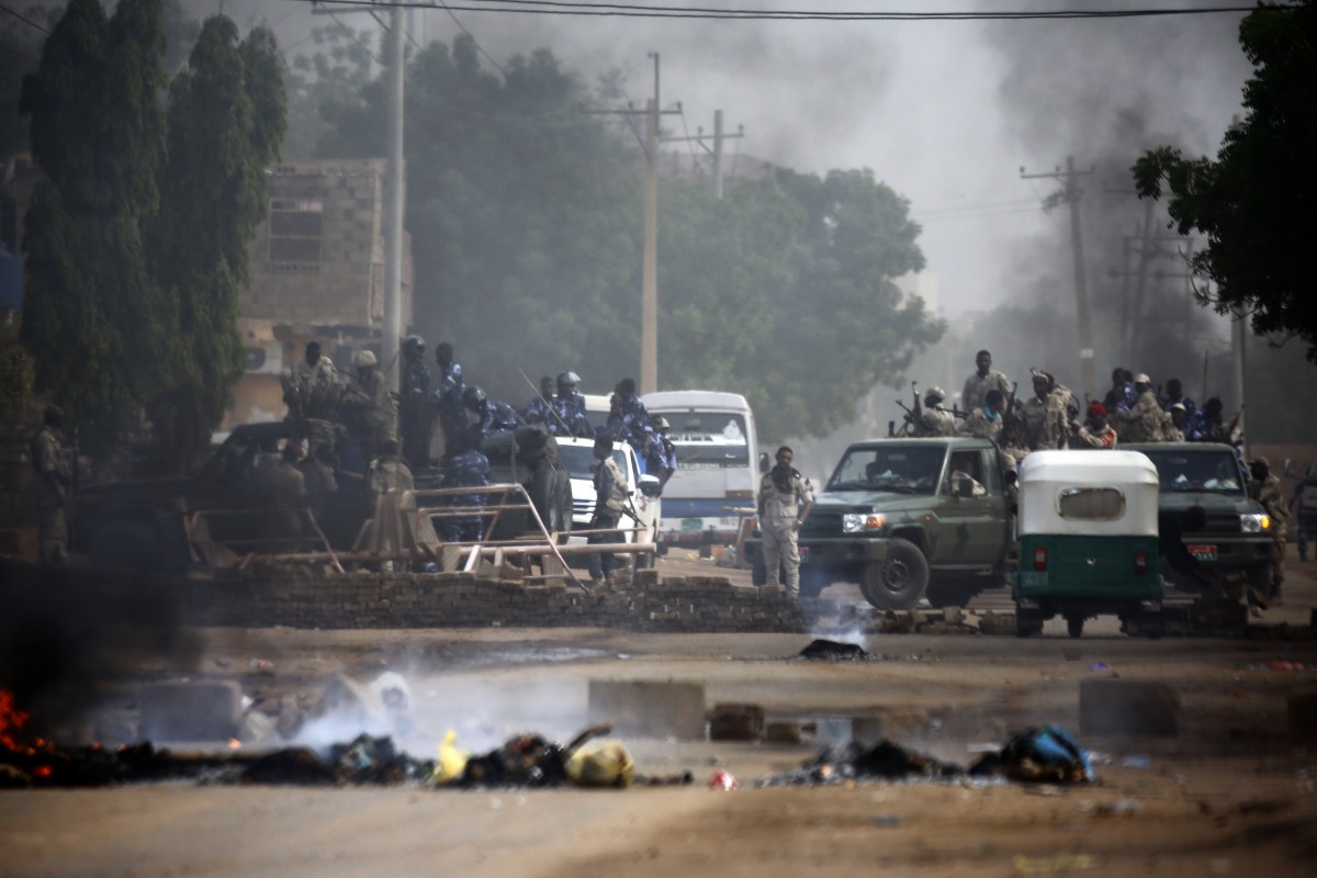 Sudanese forces are deployed around Khartoum's army headquarters on June 3, 2019 as they try to disperse Khartoum's sit-in (AFP)