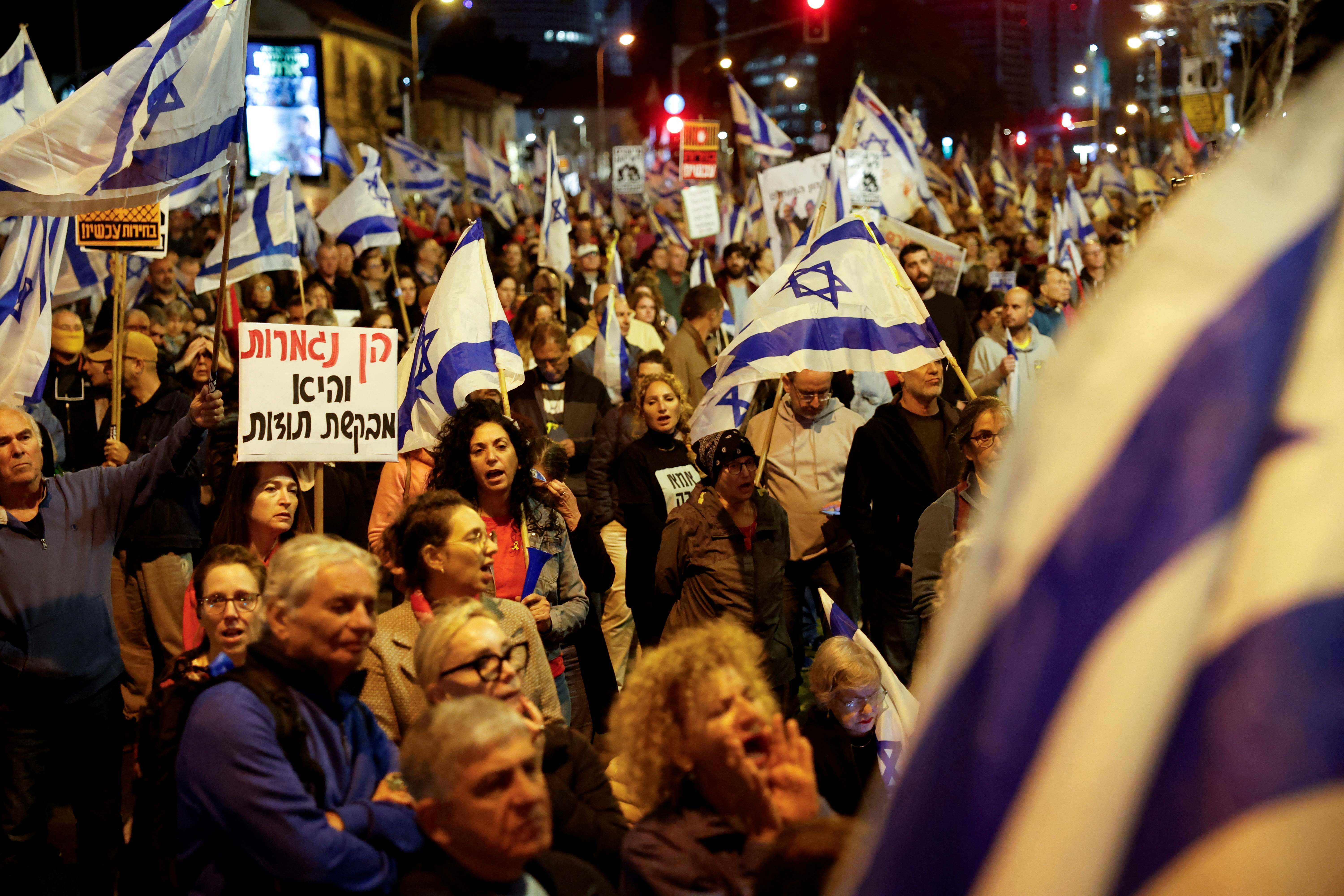 Des manifestants participent à une manifestation contre le gouvernement du Premier ministre israélien Benjamin Netanyahu le 23 mars à Tel Aviv (Reuters/Carlos Garcia Rawlins)