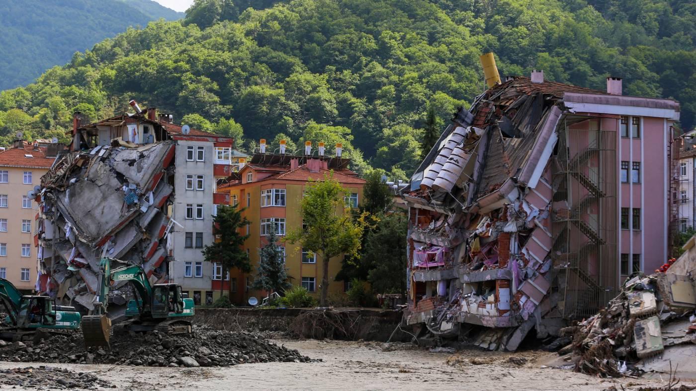 Des bâtiments effondrés après les crues éclair qui ont partiellement détruit la ville de Bozkurt située au bord de la mer Noire, en Turquie, en août 2021 (AFP)