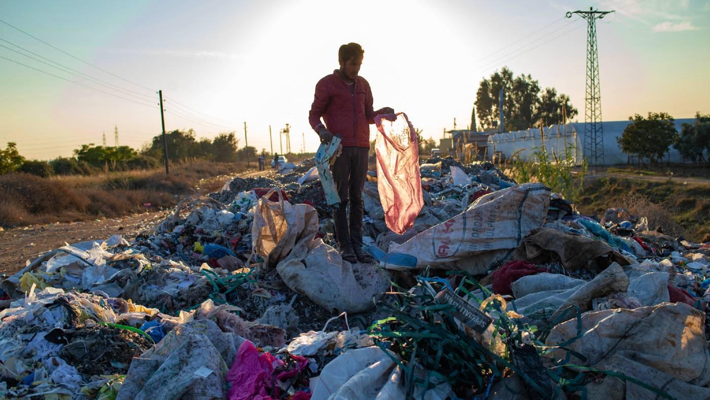 Un homme récupère des choses dans une décharge illégale à Adana, dans le sud de la Turquie, en novembre 2020 (AFP)
