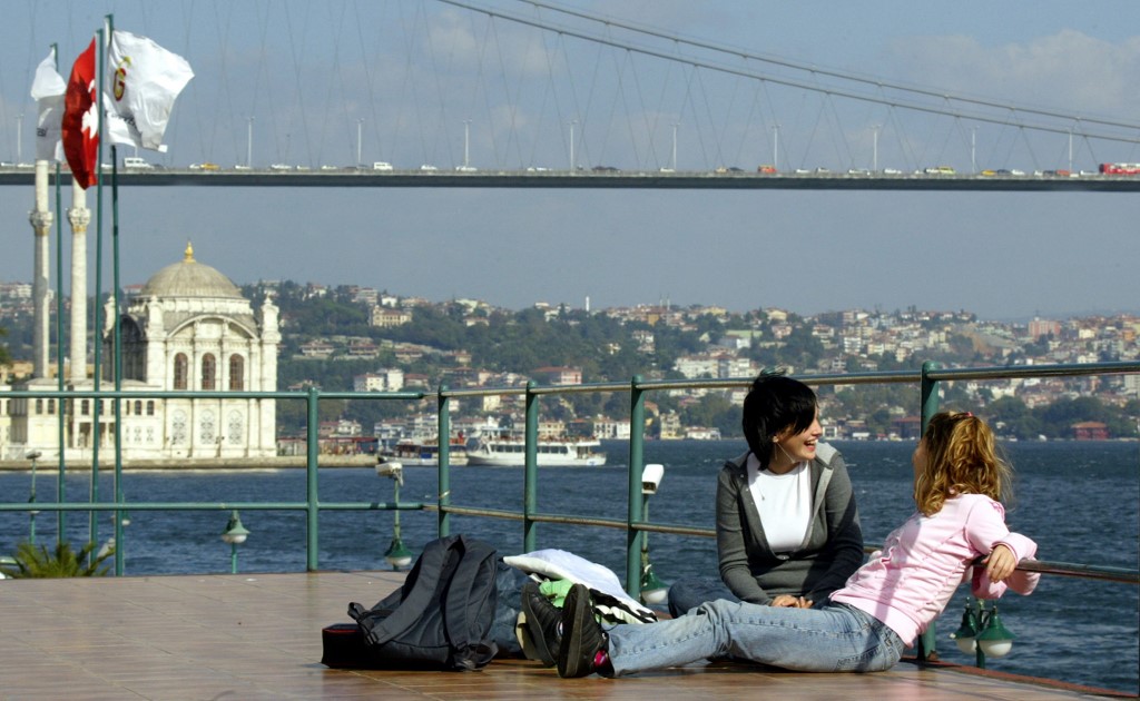 Deux étudiantes turques discutent sur la terrasse de l’université de Galatasaray, le 5 octobre 2005, dans le centre-ville d’Istanbul (AFP /Cem Türkel)