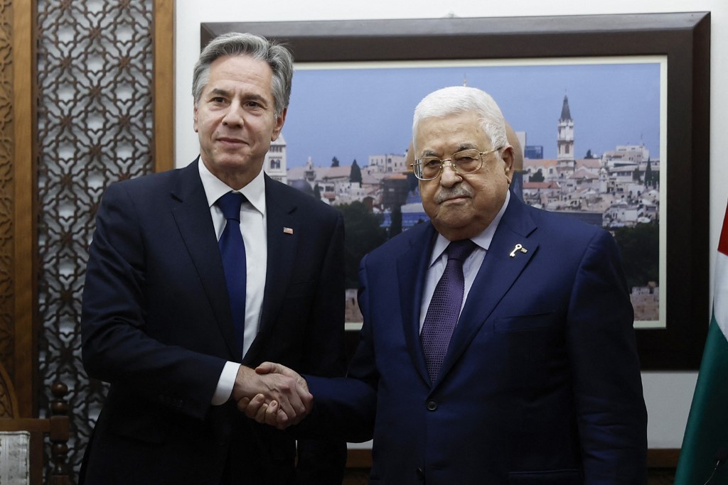 Le secrétaire d’État américain Antony Blinken (à gauche) rencontre le président palestinien Mahmoud Abbas à Ramallah, en Cisjordanie, le 5 novembre 2023 (AFP)