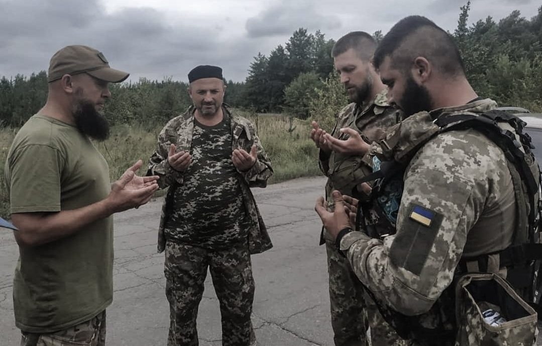 L’imam Abdullah (à gauche) prie avec des combattants dans l’est de l’Ukraine en 2020 (fournie par l’imam Yevhen Hlushchenko)
