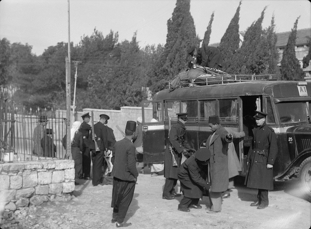 Un bus palestinien est arrêté et fouillé afin d’y rechercher des armes sur la route entre Jérusalem et Jaffa, en 1938 (bibliothèque du Congrès des États-Unis)