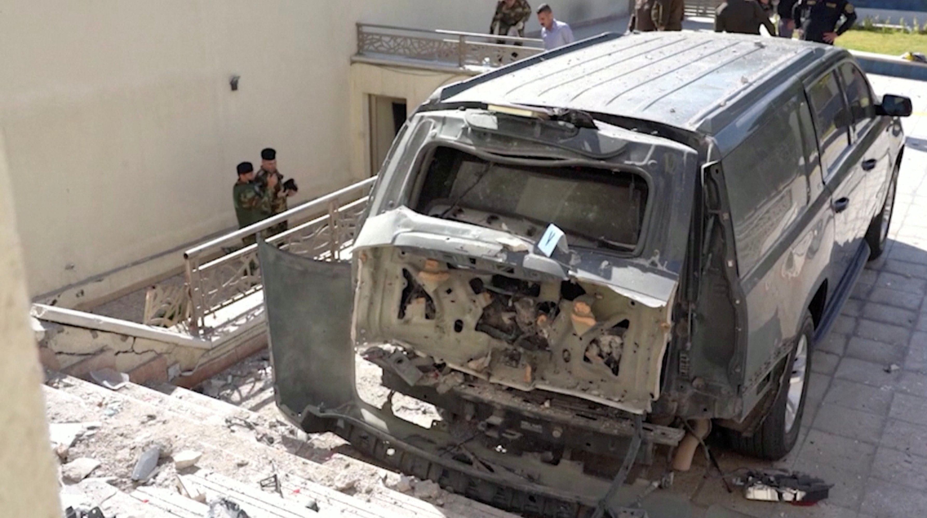 Un véhicule détruit garé devant la résidence du Premier ministre irakien Moustafa al-Kazimi après une tentative d’assassinat présumée au moyen d’un drone armé à Bagdad (Reuters)