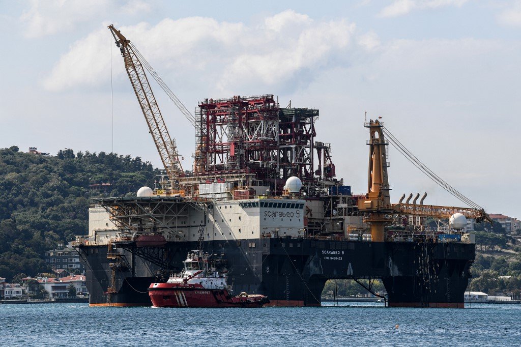 Une plate-forme de forage passe sur le détroit du Bosphore en route vers la mer Noire, en août 2019 (AFP)