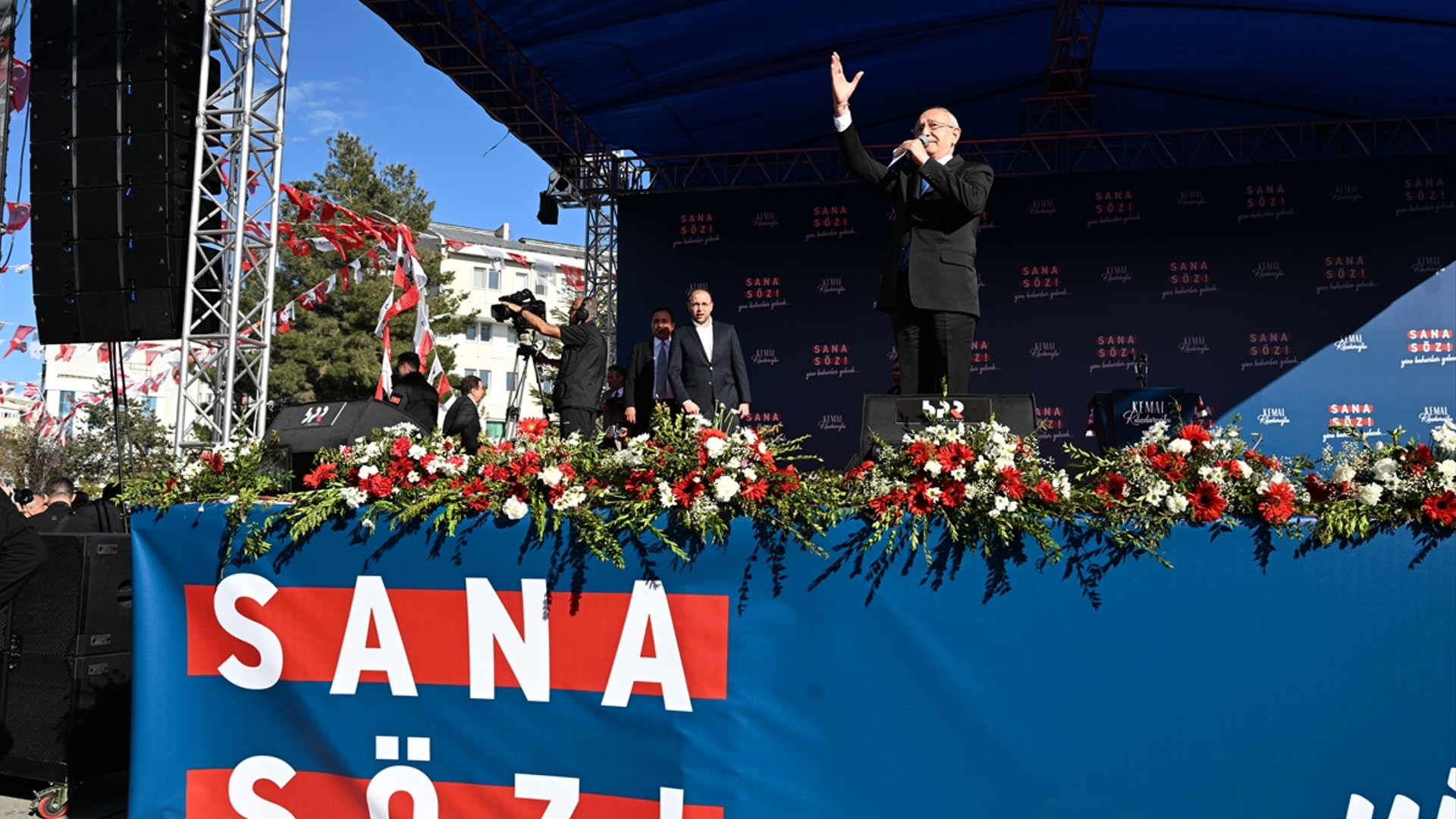Leader of the Republican People's Party (CHP) Kemal Kilicdaroglu speaking at an election rally in the Turkish city of Van on 2 May 2023 (Anadolu Agency)