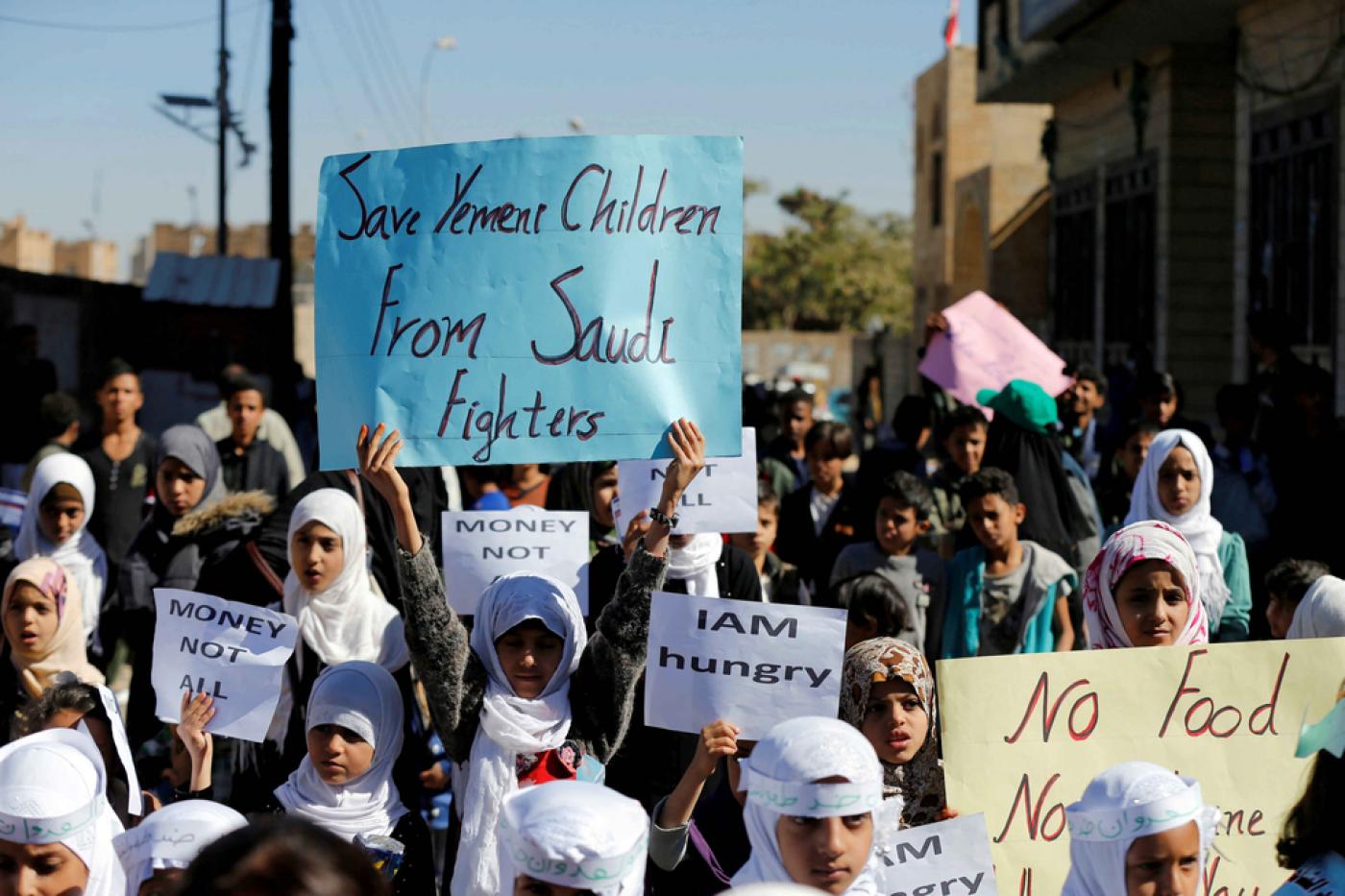 أطفال يتظاهرون ضد التحالف بقيادة السعودية خارج مكاتب الأمم المتحدة في صنعاء عام 2017 (رويترز)