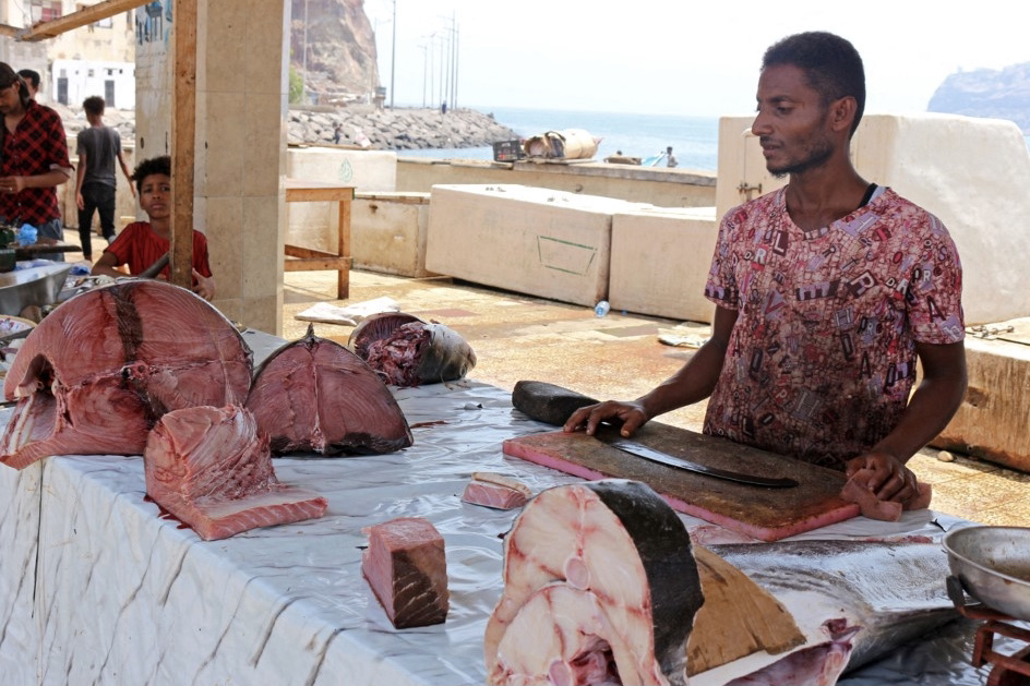 صيادون يمنيون يبيعون صيدهم في سوق وسط تصاعد الأسعار في مدينة عدن الساحلية الجنوبية يوم 28 سبتمبر 2021